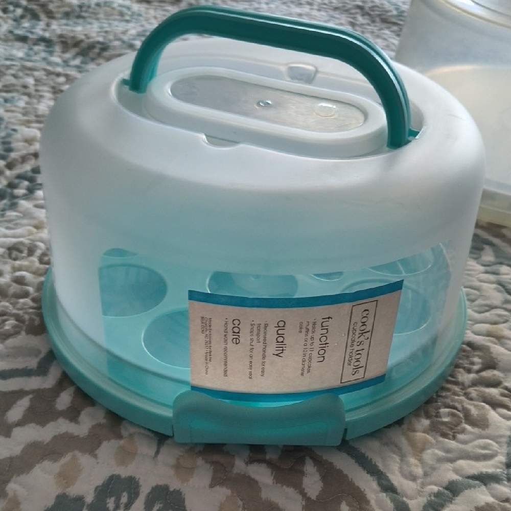 Teal and White Portable Cake Carrier with Handle